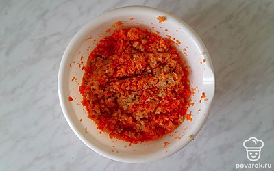 Перекрутите морковь и яблоки.