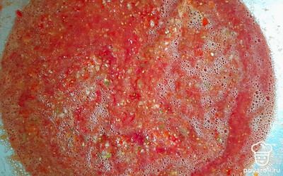 Таз с перекрученными помидорами и перцем поставьте на огонь. Варите 2 часа на медленном огне. Не забывайте помешивать.