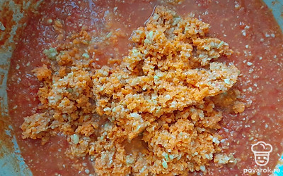 Добавьте морковь и яблоки.