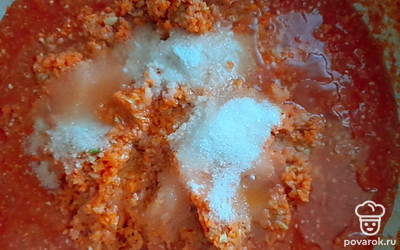 Всыпьте по 4 столовые ложки соли и сахара (с горкой), влейте растительное масло. Перемешайте и варите 1 час 10 минут, помешивая каждые 10 минут.