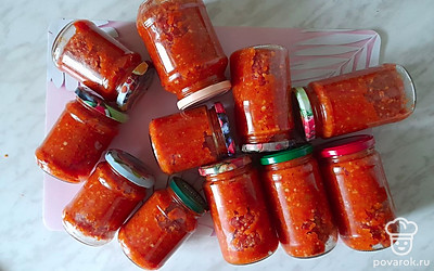 Переложите аджику в чистые и сухие простерилизованные банки, закройте плотно крышками.