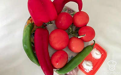 Промойте тщательно помидоры под холодной водой, разрежьте на 4 части. Перец болгарский также промойте, очистите от семян и нарежьте на 4 части. Перец сладкий и острый очистите от семечек и нарежьте на 2 части.