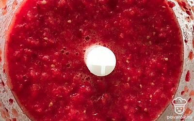 Затем разлейте готовую аджику в банки и накройте капроновыми крышками. Отнесите их в холодное место, тогда она не испортится. Срок хранения аджики около года, поэтому ее готовьте летом, и на новогоднем столе у вас будет отличное блюдо.