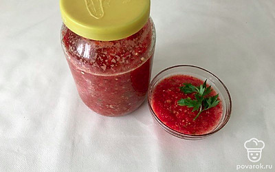 Аджика-отличный гарнир к основному блюду, но ее также можно добавлять и к простым блюдам. Например, она отлично будет смотреться с макаронами или же использовать ее в место масла на бутерброды. При подаче аджику можно украсить листиками свежей зелени.