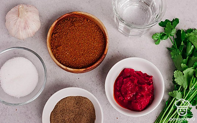 Ополосните кинзу холодной водой и просушите. Очистите чеснок. Подготовьте остальные ингредиенты.