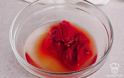 В небольшой миске смешайте томатную пасту и воду. Если консистенция получается слишком жидкая, добавьте еще немного томатной пасты.