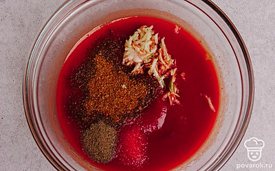 Добавьте в миску тертый чеснок, аджику, соль и черный перец. Всё перемешайте.