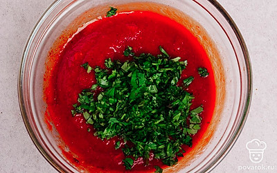 Добавьте в соус рубленую кинзу (небольшое количество оставьте для украшения) и снова перемешайте.