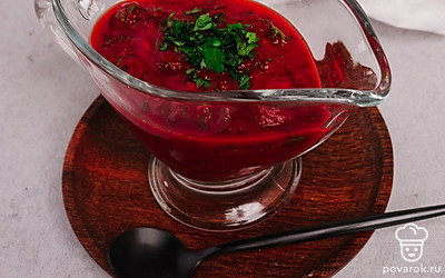 Выложите соус в соусник и украсьте рубленой кинзой. Сацебели готов.