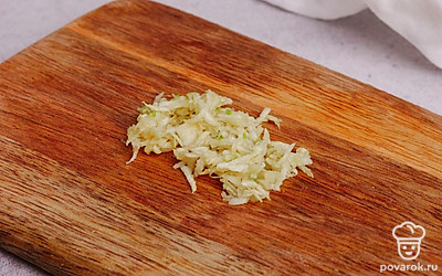 Натрите чеснок на мелкой терке либо выдавите через чеснокодавилку.