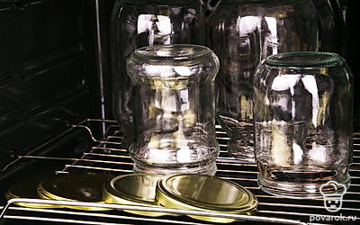 Поставьте банки и крышки в духовой шкаф, не накрывая банки крышками. Банки объемом 0,5 л стерилизуют 10 минут, а литровые — 15 минут. Засеките время, а после того, как они прогреются, выключите нагрев и оставьте все содержимое в духовке до полного остывания.