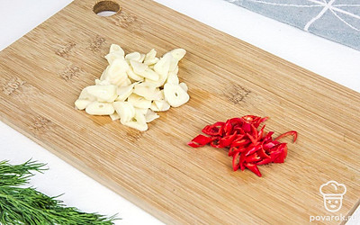 Чеснок порубите и перец чили порубите на дольки размером 1 – 1,5 мм.