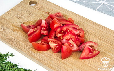 У помидоров избавьтесь от плодоножки и порежьте их на средние кусочки размером 1,5 – 2 см.