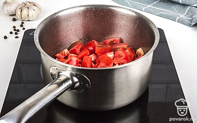 Возьмите ковш, поставьте на плиту и переложите в него помидоры.