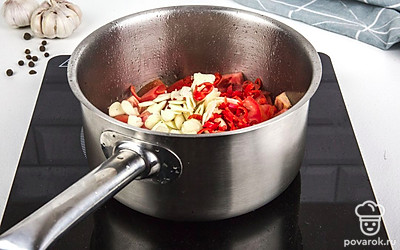 К помидорам отправьте все подготовленные ингредиенты.