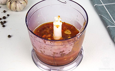 После того, как все ингредиенты станут мягкими, переложите смесь в блендер и измельчите до однородной консистенции.