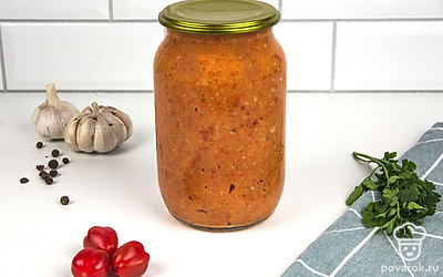 Достаньте банки и крышки из духовки и переложите в них аджику. Крепко закройте банку крышкой. Горячую аджику заверните во что-то теплое и оставьте на сутки. Храните соус в холодильнике или прохладном месте. Не допускайте попадания солнечных лучей. Приятного аппетита.