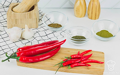 Подготовьте все необходимые продукты и рабочую поверхность. Промойте перец.