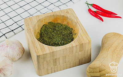 Аккуратно обжарьте душистый тмин, чтобы его аромат еще больше раскрылся. Добавьте его и остальные специи в ступку и перетрите их.