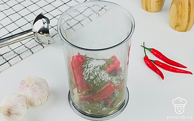 Очищенный чеснок, нарезанный перец и специи смешайте с помощью погружного блендера.