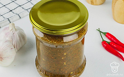 Перелейте аджику в банку и закатайте ее крышкой. Храните аджику в прохладном месте. После вскрытия банки используйте резиновые крышки для хранения.