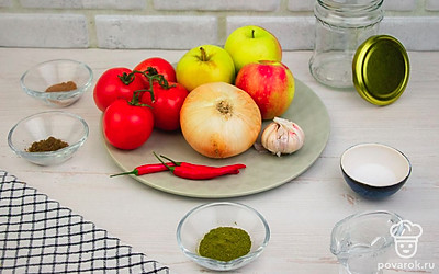 Промойте овощи под проточной водой. Очистите морковь и зубчики чеснока. Простерилизуйте банки и крышки к ним - в духовке или над паром.