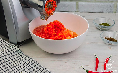 Пропустите через мясорубку все овощи в любой последовательности: помидоры, морковь, яблоки, чеснок, лук.