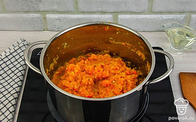 Измельченные овощи переложите в кастрюлю, полейте маслом и поставьте на огонь. Доведите до кипения и варите 40 минут.