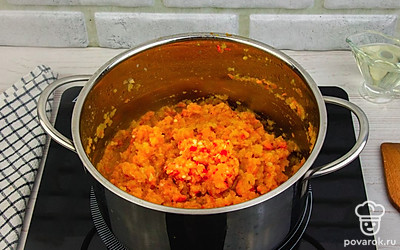 Не снимая с огня, постепенно добавляйте острый перец, перемешивайте и пробуйте, пока не добьетесь оптимального уровня остроты. После этого посолите, добавьте сахар и высыпайте специи. Еще раз перемешайте и подержите на огне еще 5-7 минут.