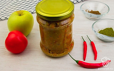 Разложите аджику в банки, плотно закрутите крышками и дайте остыть. Хранить заготовку лучше в холодильнике или холодном погребе.