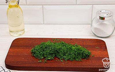 Мелко нарубите укроп.