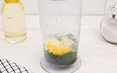 Выложите все ингредиенты в глубокую емкость и перемешайте.