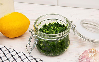 Переложите соус из укропа в простерилизованную банку и закройте крышкой.