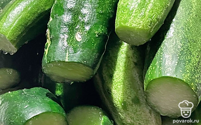 Огурцы замочите в воде на 4 часа, потом срежьте кончики.