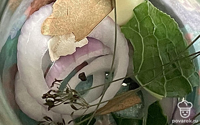 Банки предварительно простерилизуйте. На дно банки положите кольца лука, черный перец, хрен, чеснок и лавровый лист.