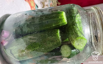 Плотно наполните банки огурцами. Залейте кипятком огурцы. Прикройте банки крышками и оставьте минут на 15. Потом слейте воду и повторите процедуру еще раз.