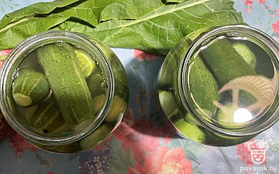 Для маринада в кастрюлю налейте 1,5 литра воды. Добавьте соль, сахар и доведите до кипения. После влейте уксус и перемешайте. Залейте маринадом огурцы в банках. Закатайте крышками и переверните вверх дном. Укутайте на день, пока полностью не остынут.