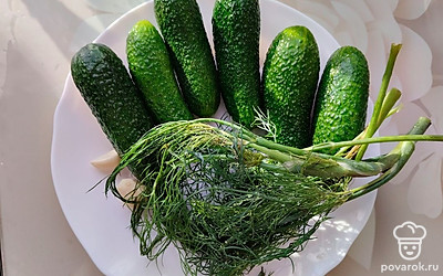 Подготовим ингредиенты. Моем, сушим овощи, зелень. Чеснок чистим. 