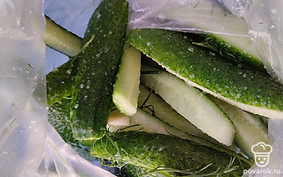 Приправляем солью, сахаром по вкусу. Завязываем пакет и теребим его руками, перемешивая продукты внутри пакета. Каждые 10 минут перемешиваем. В процессе пробуем на вкус, можем добавить соль или сахар. 