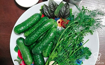 Огурцы и зелень хорошо вымойте, чеснок очистите.