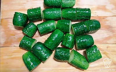 С каждого огурца срежьте кончики. Разрежьте каждый огурец на 3 части.