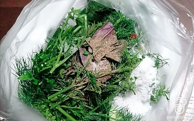 Сложите все ингредиенты в пакет. Добавьте соль и сахар без горки. 