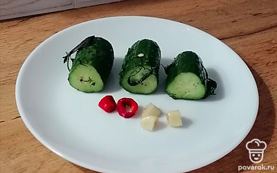 Такие огурцы — идеальная закуска. Перец, чеснок и зелень тоже очень вкусные. Съесть огурцы желательно в течение 3 дней. 