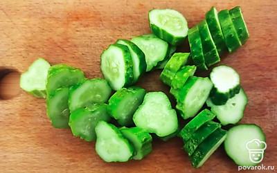 Огурцы помойте и нарежьте дольками.