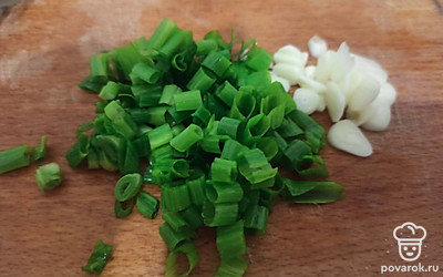 Чеснок и зеленый лук мелко нарежьте.