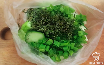 Выложите огурцы в целлофановый пакет. Добавьте чеснок и зеленый лук, сушеный укроп.