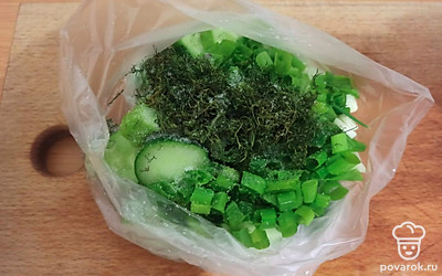 Положите соль. Завяжите пакет и хорошо помните его руками. Дайте постоять 5 минут. Блюдо готово.