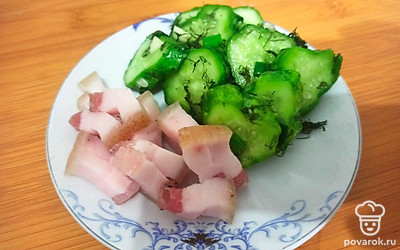 Подавайте овощи порционно, с нарезкой из сала.