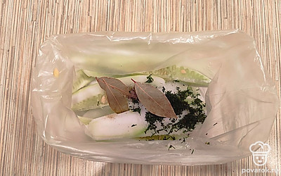 Положите лавровый лист.