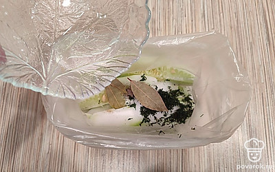 Налейте любое растительное масло.